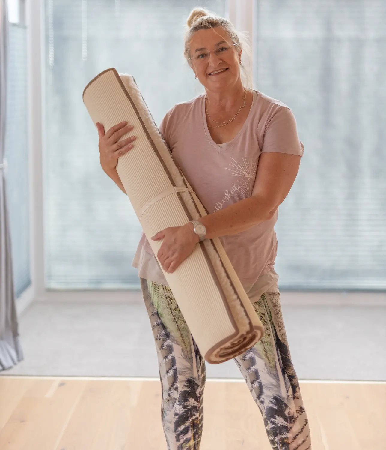 Anke Albrecht – Coach – Frau hält Yogamatte